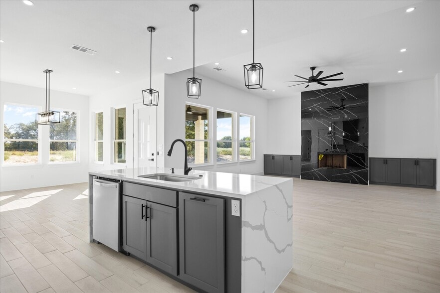 Building Photo - 2057 Glenhollow Dr
