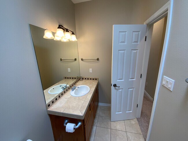 Building Photo - 3 Bedroom Townhome Available Near Wyoming Blvd NE & Paseo Del Norte Blvd NE!