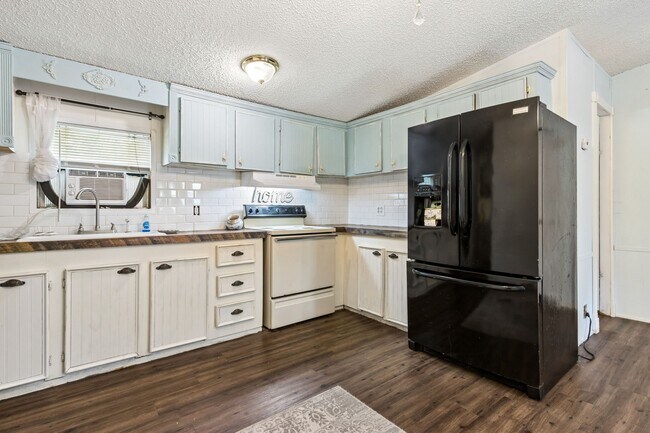 Building Photo - 2979 Suni Pines Dr
