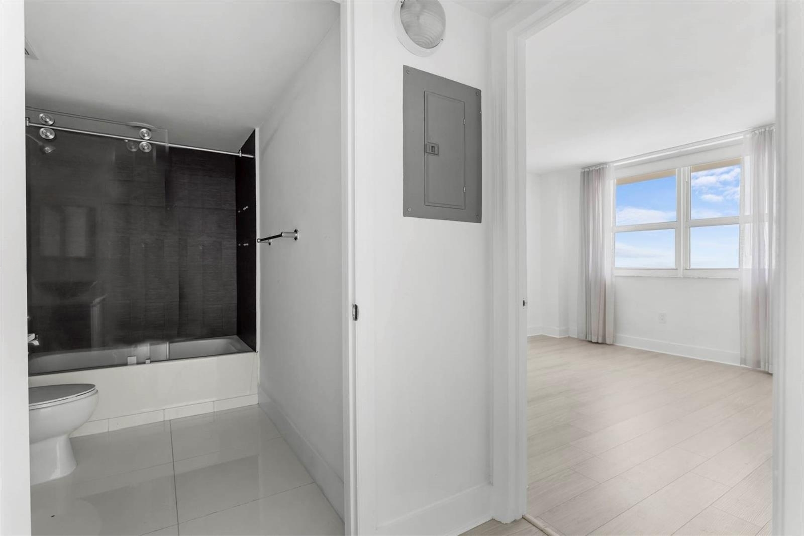Building Photo - 1155 Brickell Bay Dr