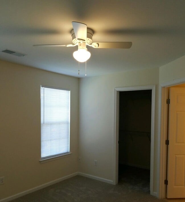 Building Photo - 1720 SF Townhome - 3 BR/1.5 BA - Kings Cro...