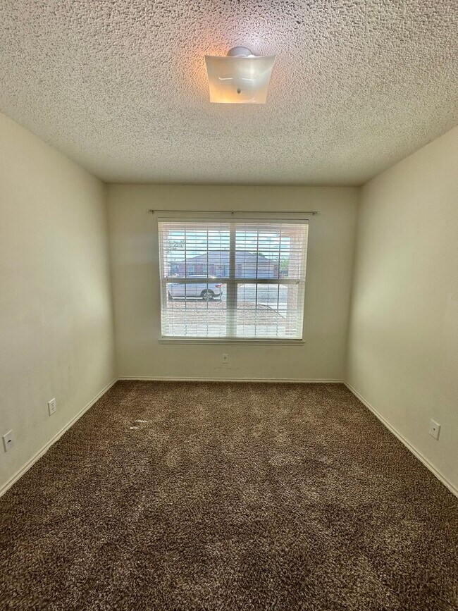 Building Photo - COMING AUGUST 2026 - 5 Bedroom Home in PaulAnn Neighborhood!