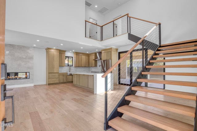 Building Photo - 611 W Claremont St