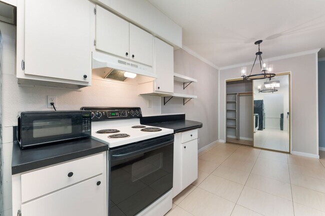 Building Photo - Two-bedroom, one bath single story townhou...