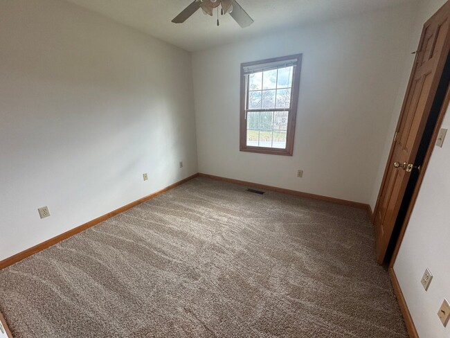 Building Photo - 2047 Parkside Dr
