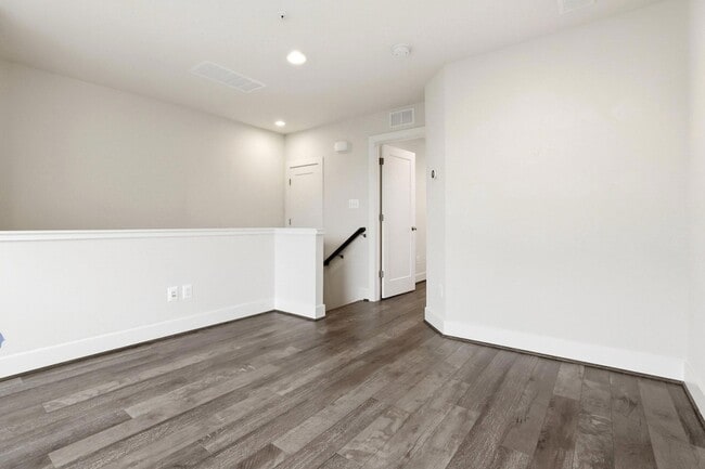 Building Photo - 6924 Rockledge Dr