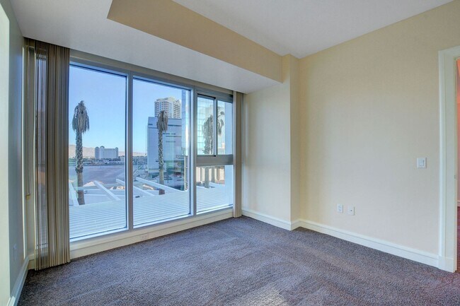 Building Photo - Sky 607-Stunning 2Bd/2Ba Residence