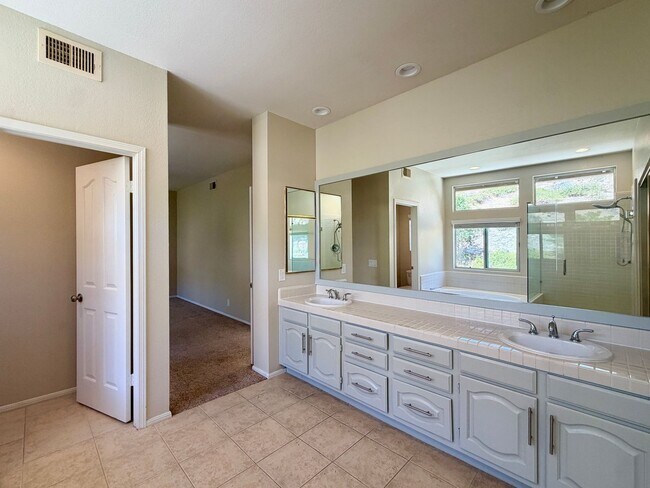 Building Photo - Spacious Five Bedroom in Rancho Del Oro