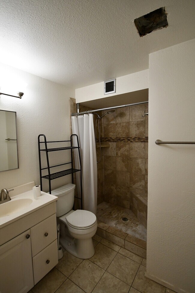 Building Photo - 3 bed 2 bath home in Mesa $1850 per mo plus fees Large Lot