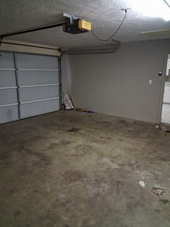 Building Photo - 120 Woods Edge Dr