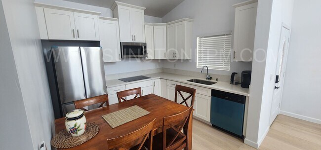 Building Photo - 554 Randolph St