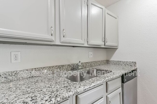 Building Photo - 14634 Dartwood Dr