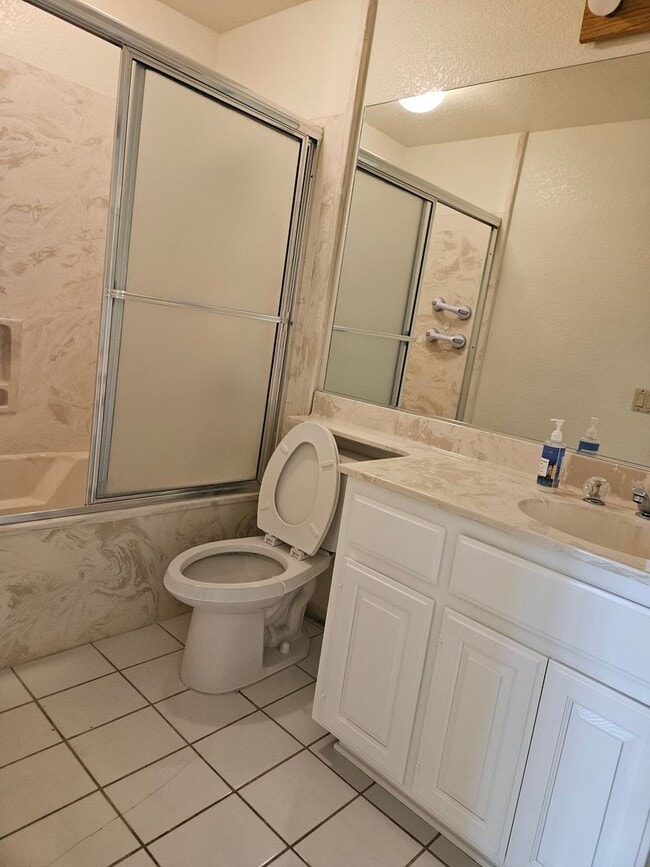 Building Photo - Light, bright and spacious 3 bedroom Coronado condo with garage!