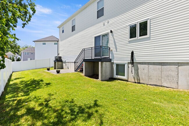 Building Photo - 28 Lamb Ct