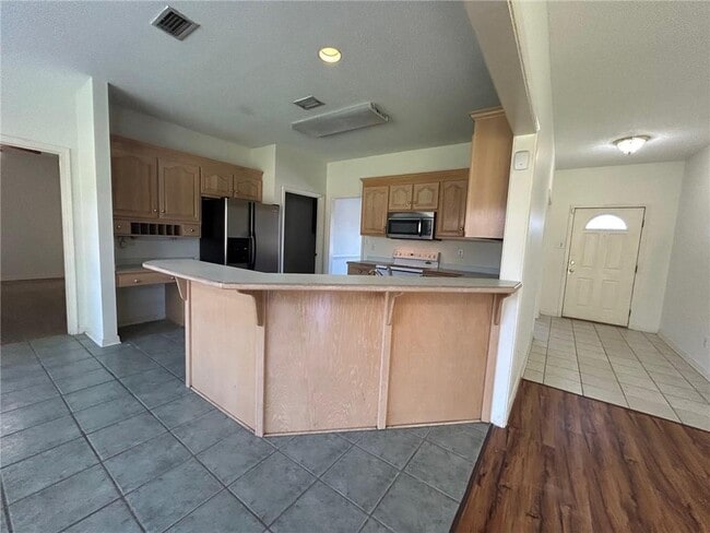 Building Photo - 5463 Henning Dr W
