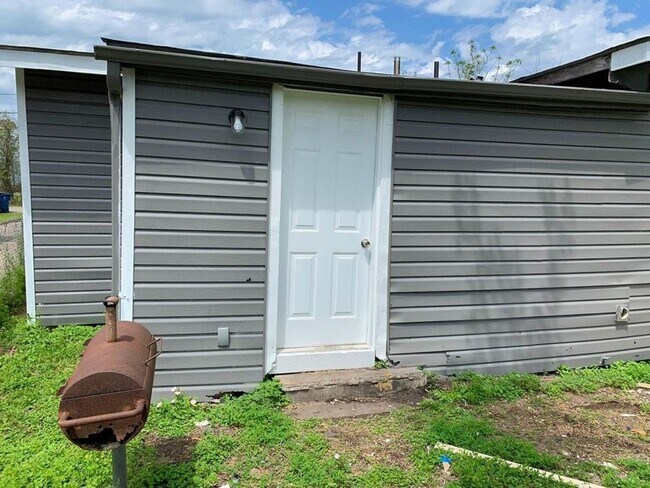 Building Photo - 303 Harlem St