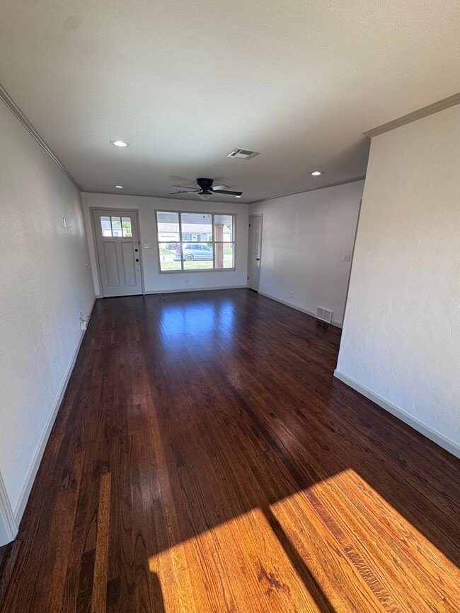 Building Photo - Updated Midtown Bungalow Charmer! 2 Bed 1 ...