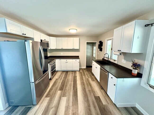 Building Photo - 5 bedroom 2 bath rental