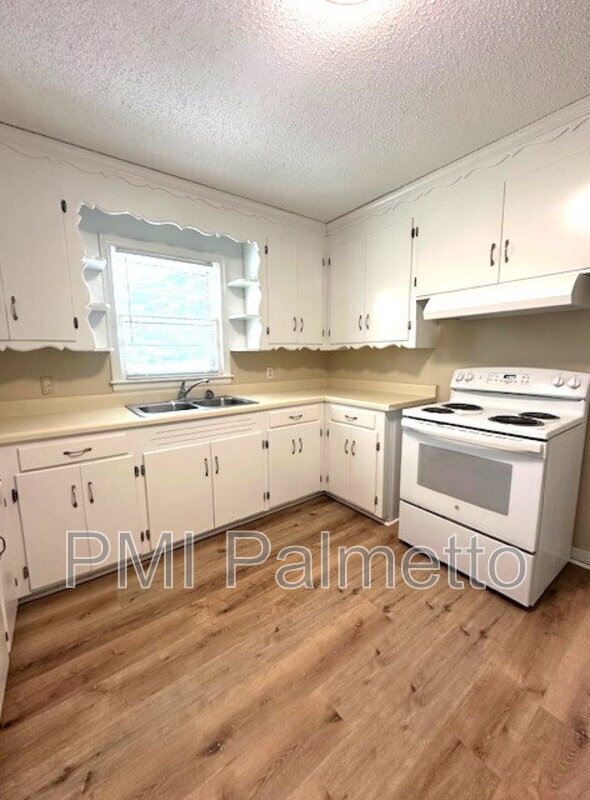 Building Photo - 529 Skyland Dr