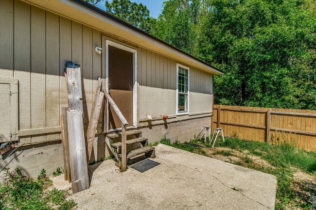 Building Photo - Experience the charm of this fabulous dupl...