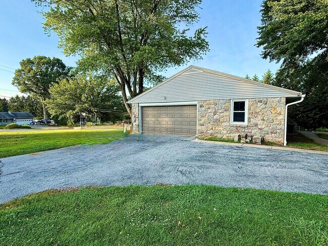Building Photo - 1490 Chestnut Hill Rd