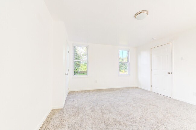 Building Photo - AVAILABLE NOW- 3 BEDROOM, 1.5 BATH HOME!