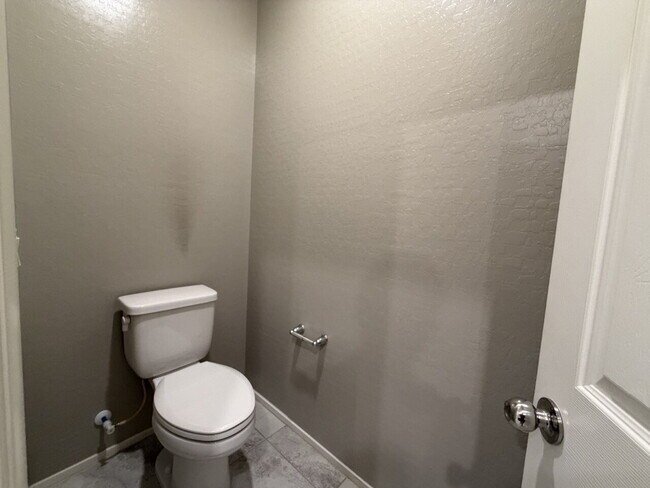 Building Photo - GATED 3 BED 3 BATH 2 CAR GARAGE TOWNHOUSE W/ BED AND BATH DOWNSTAIRS + LOFT & YARD. COMMUNITY FEA...