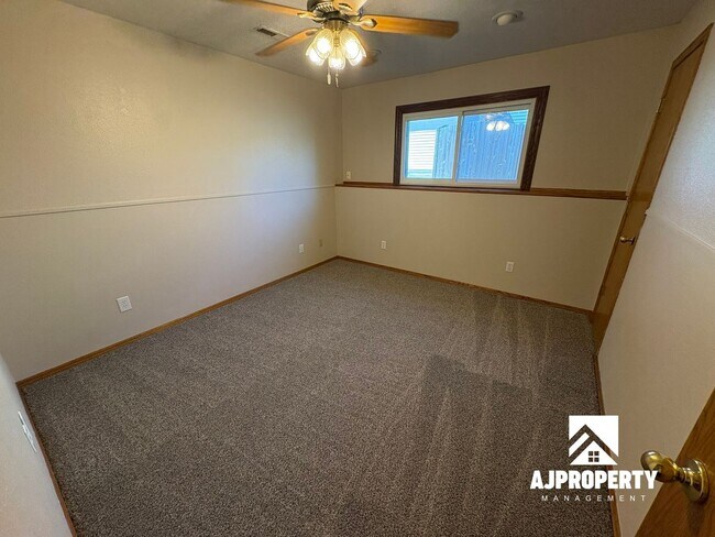 Building Photo - 2208 S Larch Ave