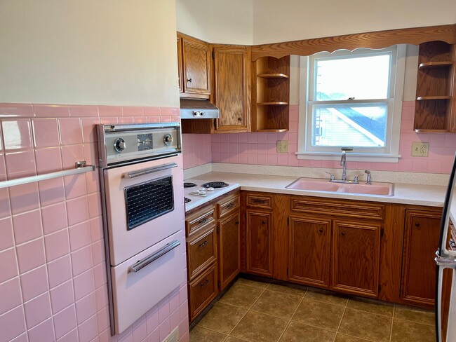 Building Photo - 911 N Center St