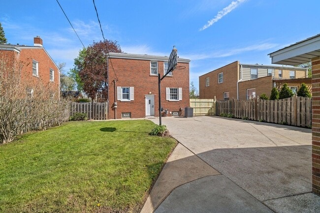 Building Photo - 248 Adelaide Pl