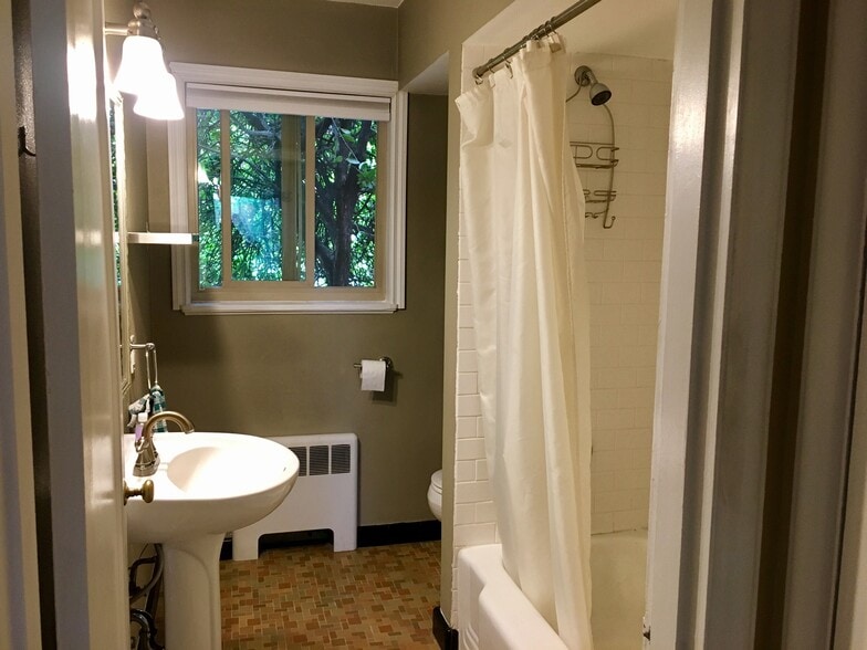 updated bathroom with original touches - 2515 SE 51st Ave