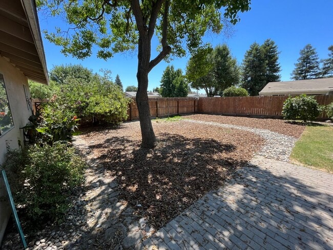 Building Photo - SW Visalia Home coming soon!!