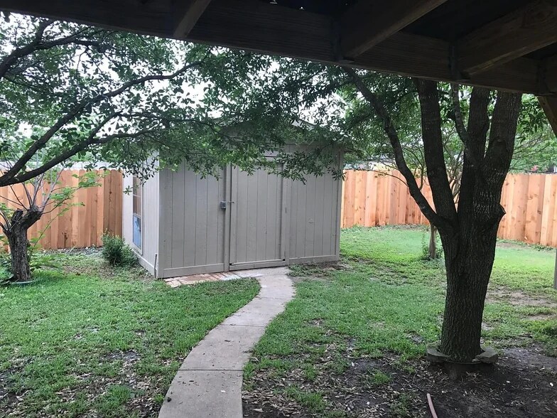 Building Photo - 1608 Parkwood Dr