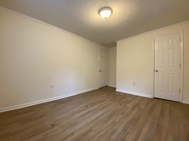 Building Photo - 1/2 MONTH OFF * 2-Bed 1 bath | 5 Minutes to Downtown)
