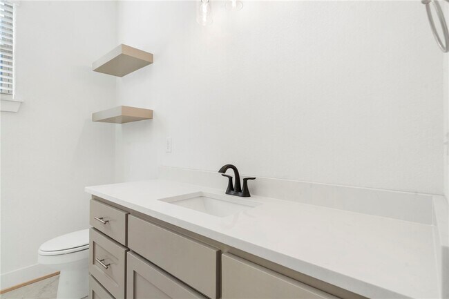 Building Photo - 6902 SW Basswood Ave