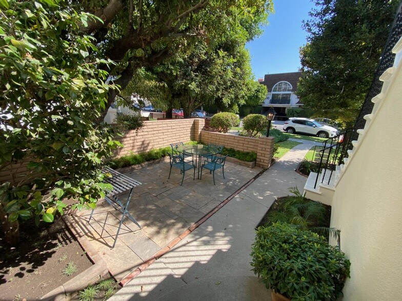 Entry Looking to Patio and Kelton Street - 1835 Kelton Ave