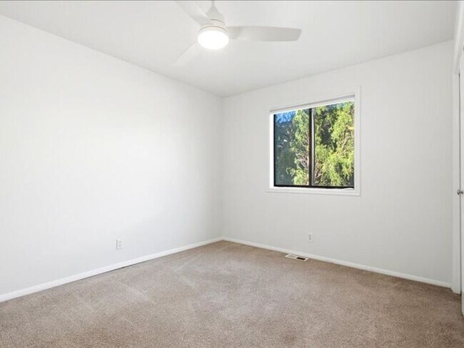 Building Photo - Cottonwood Heights 5 bed 3 bath Twin Home