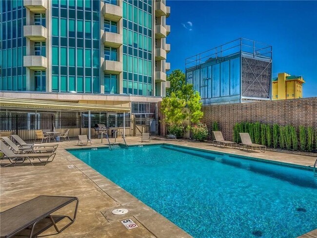 Building Photo - Luxury 2 Bed 2.5 Bath Condo in Central OKC