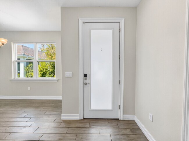 Building Photo - Live the Southwest Florida lifestyle in this lakefront villa in South Naples!