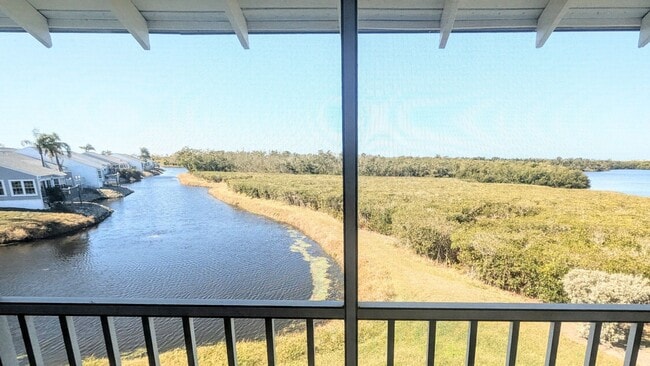 Building Photo - Seasonal/short term 2/2 vacation condo close to Anna Maria