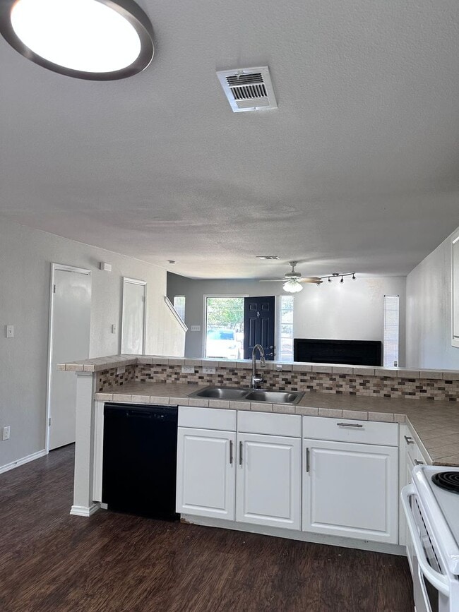 Building Photo - Eastside Townwhome - River Crossing - Down...