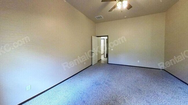 Building Photo - Large Lot, Big Space