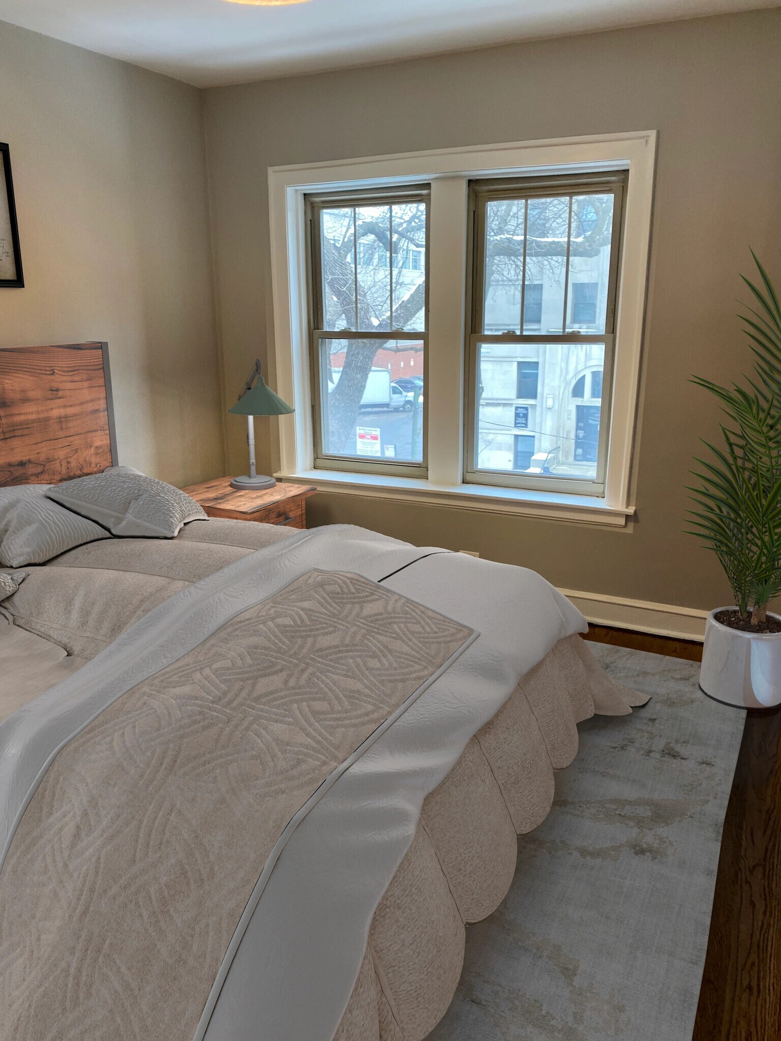 Building Photo - 2226 N Kenmore Ave