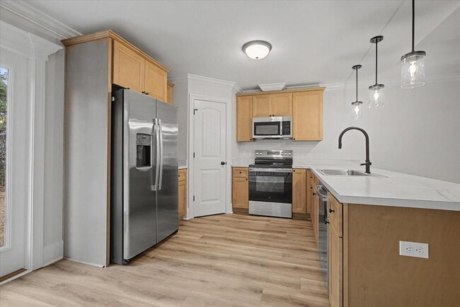 Building Photo - 4 Bedroom Home Available Now!