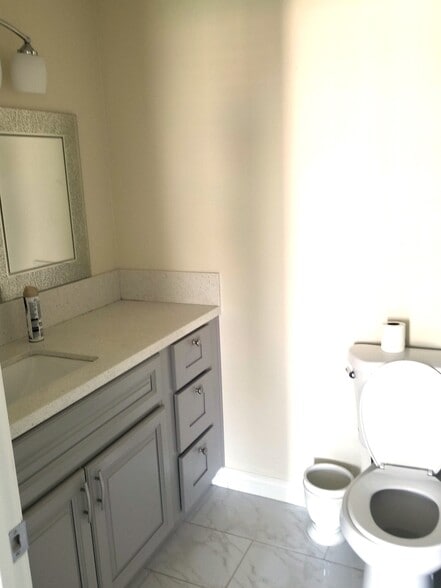 Master bathroom - 3028 W Cheryllyn Ln