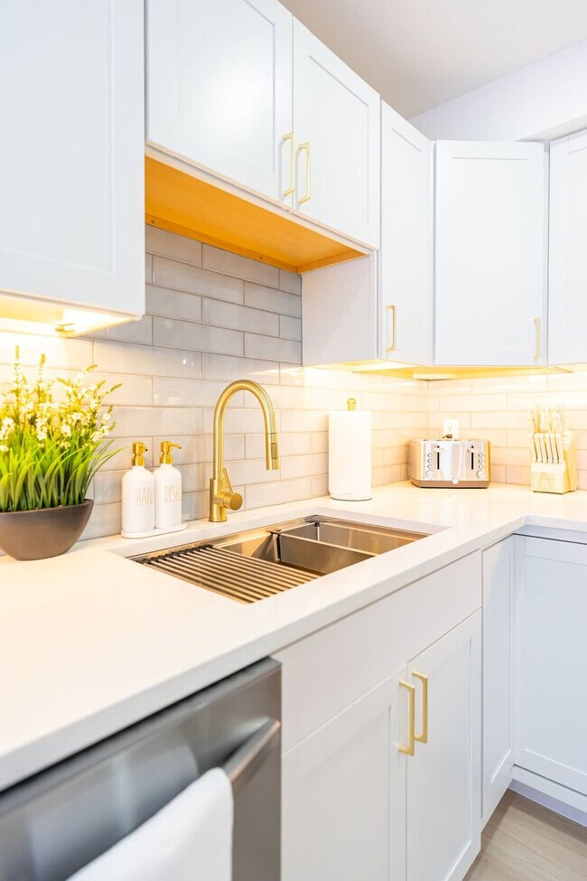 Building Photo - 42 White St Pl