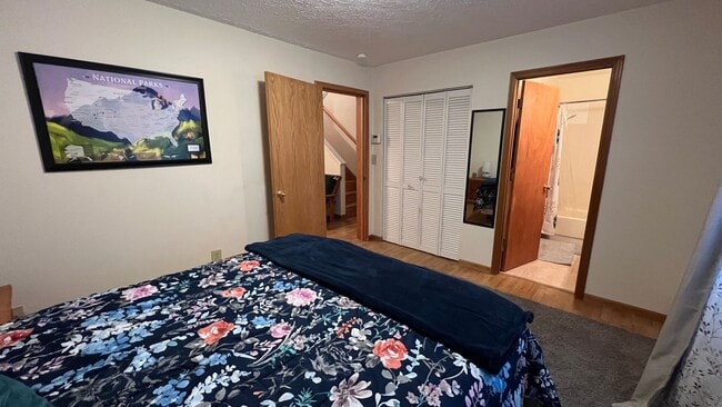 Building Photo - Single Family House off Turpin! 3 Bed/2 Ba...