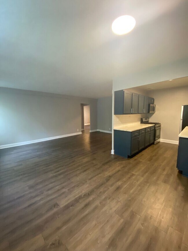 Building Photo - Updated Two Bed Two Bath Apt in Dogtown!