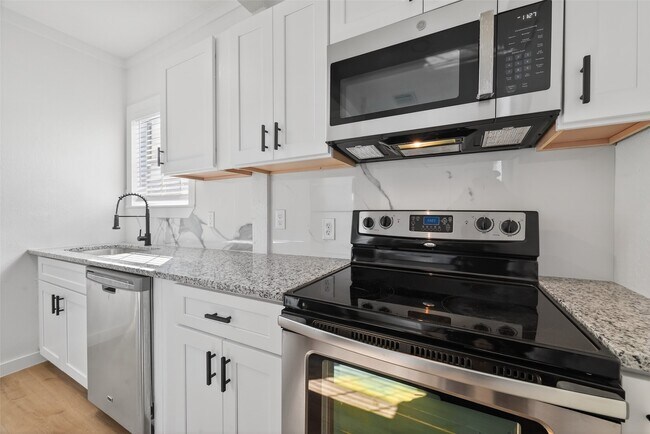 Building Photo - 2202 Hutchins St