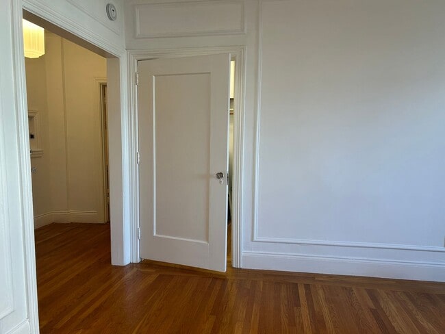Building Photo - Russian Hill Large Studio Condo!